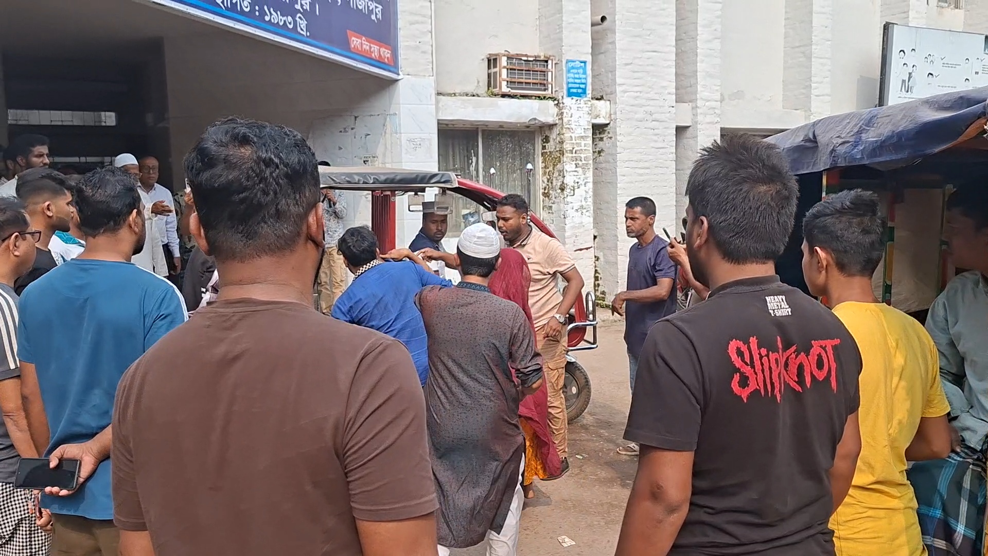 দেশে ৫.৭ মাত্রার ভূমিকম্পে ৬ জনের প্রাণহানি, শতাধিক আহত