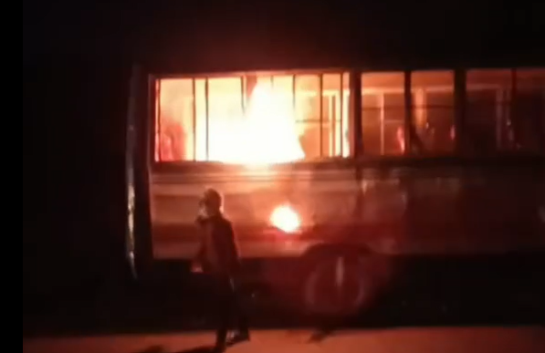 শ্রীপুরে মহাসড়কের পাশে পার্কিংয়ে থাকা মিনিবাসে অগ্নিসংযোগের চেষ্টা