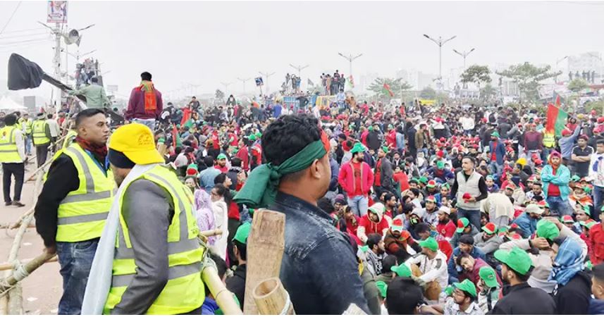 ৩০০ ফিট এলাকায় কঠোর নিরাপত্তা ব্যবস্থা, তৎপর স্বেচ্ছাসেবকরা