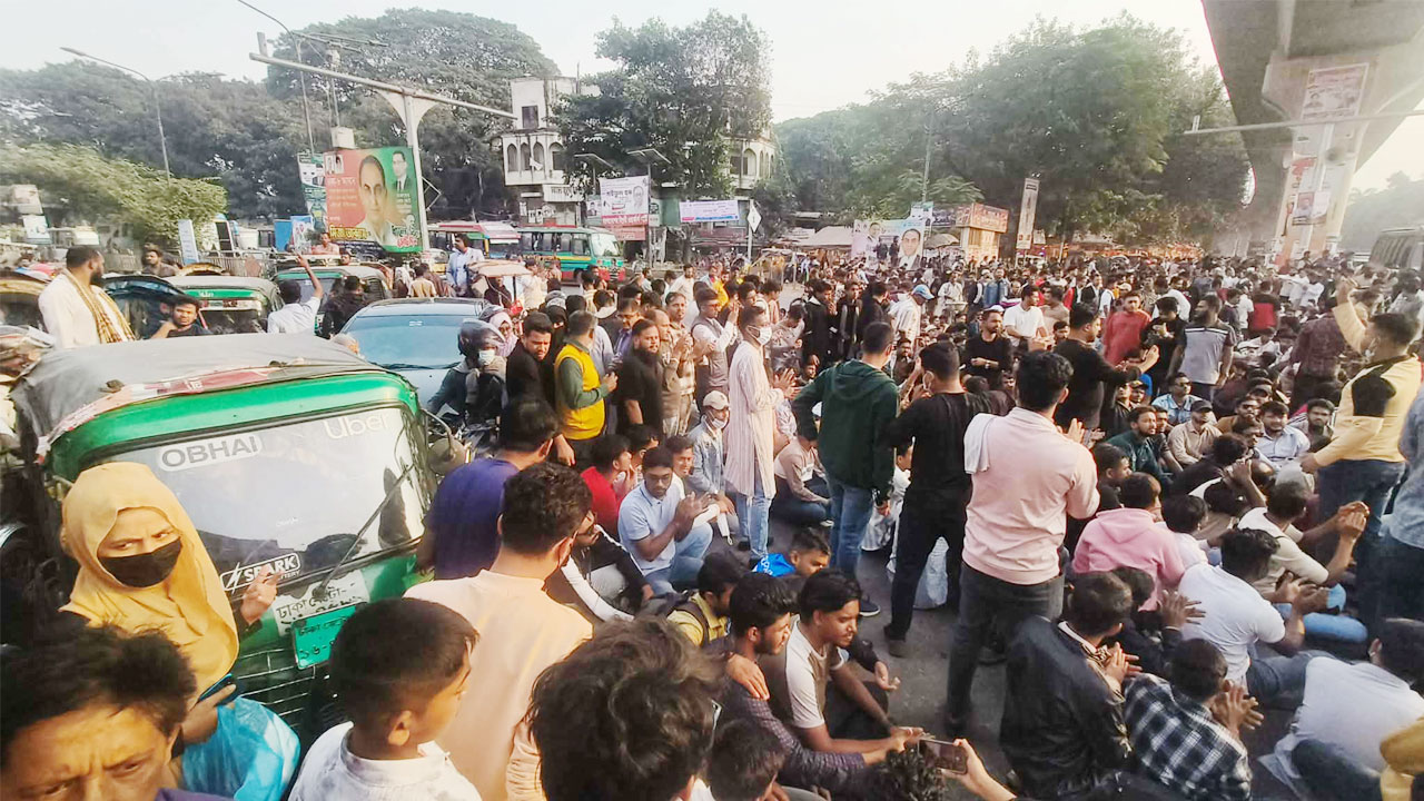 আইজিপিকে অপসারণের দাবিতে শাহবাগ অবরোধ, বন্ধ যান চলাচল