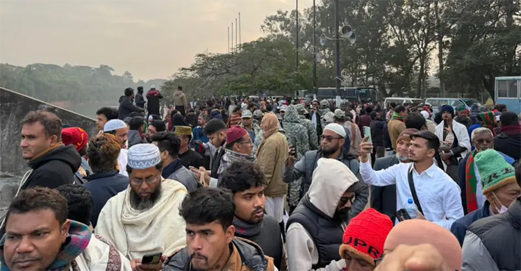 ভোরের আলো ফোটার আগেই খালেদা জিয়ার জানাজা স্থলে মানুষের ঢল