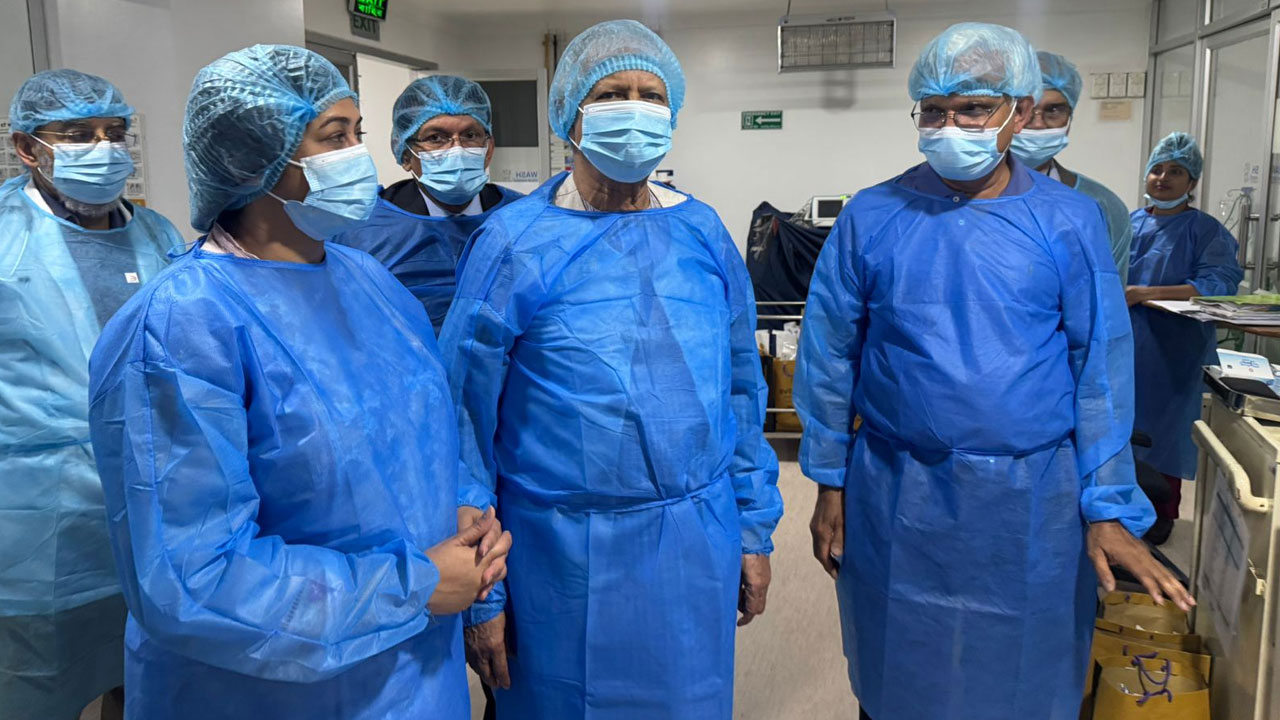 প্রধান উপদেষ্টার খালেদা জিয়ার শারীরিক খোঁজখবর