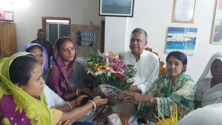 গাজীপুর -৩ সংসদ সদস্য রফিকুল ইসলাম বাচ্চুকে ফুলেল সংবর্ধনা