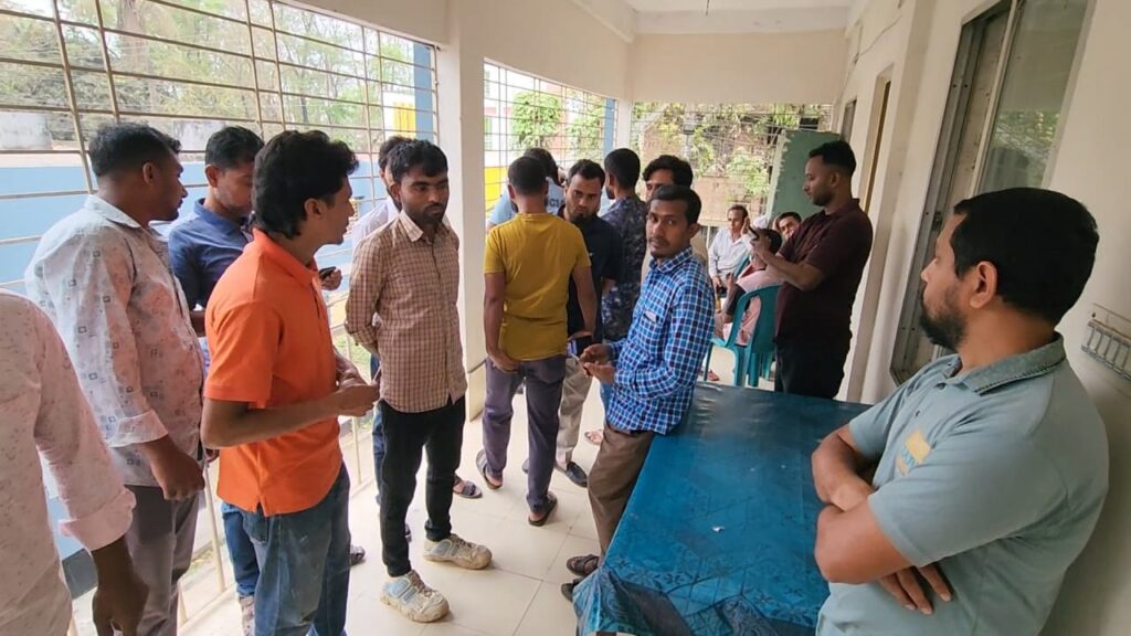 ঈদ বোনাসের দাবিতে শ্রীপুরে শিক্ষা অফিসে দপ্তরিদের অবস্থান