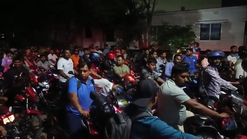 মধ্যরাতেও ফিলিং স্টেশনে যানবাহনের দীর্ঘ সারি